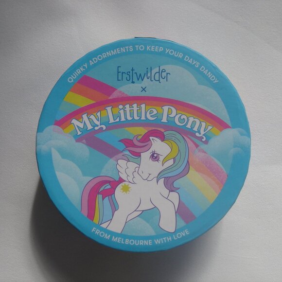 ERSTWILDER X MY LITTLE PONY APPLEJACK BROOCH NIB NWT - Picture 7 of 9